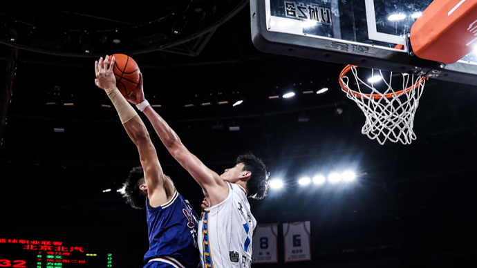 太阳报：里奇的主持人女友亮相米兰德比，透视装造型引发热议（太阳报：里奇主持人女友现身米兰德比，透视穿搭惹热议）