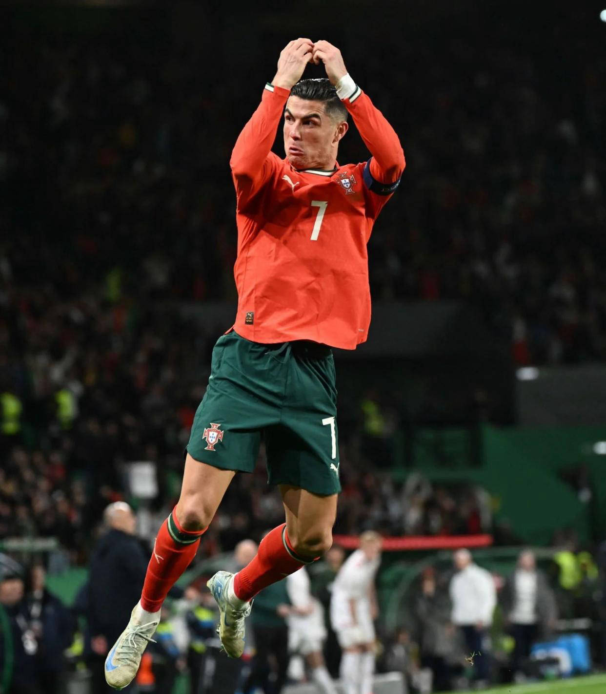 孔帕尼：给迪亚斯放了假和家人聚聚；明天赢球就接近锁定前八（孔帕尼：迪亚斯获准与家人团聚；明日若胜将接近锁定前八）